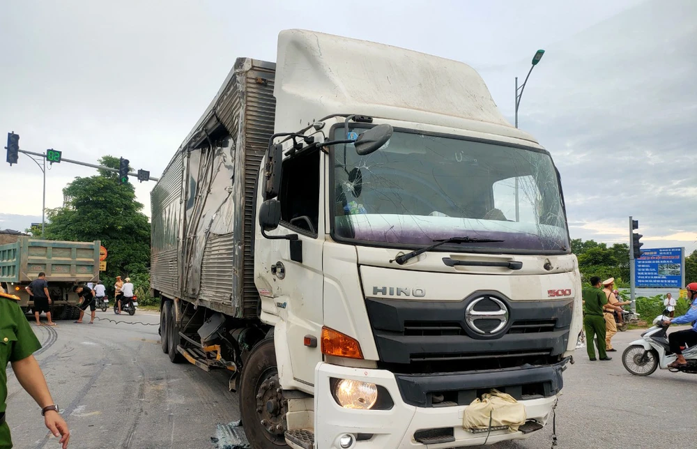 Xe tải sau vụ va chạm bị hư hại, trong khi đó tài xế Nguyễn Văn Quý bị thương nặng đang được các bác sĩ Bệnh viện Đa khoa Phúc Thịnh cứu chữa. Ảnh: ĐẶNG TRUNG