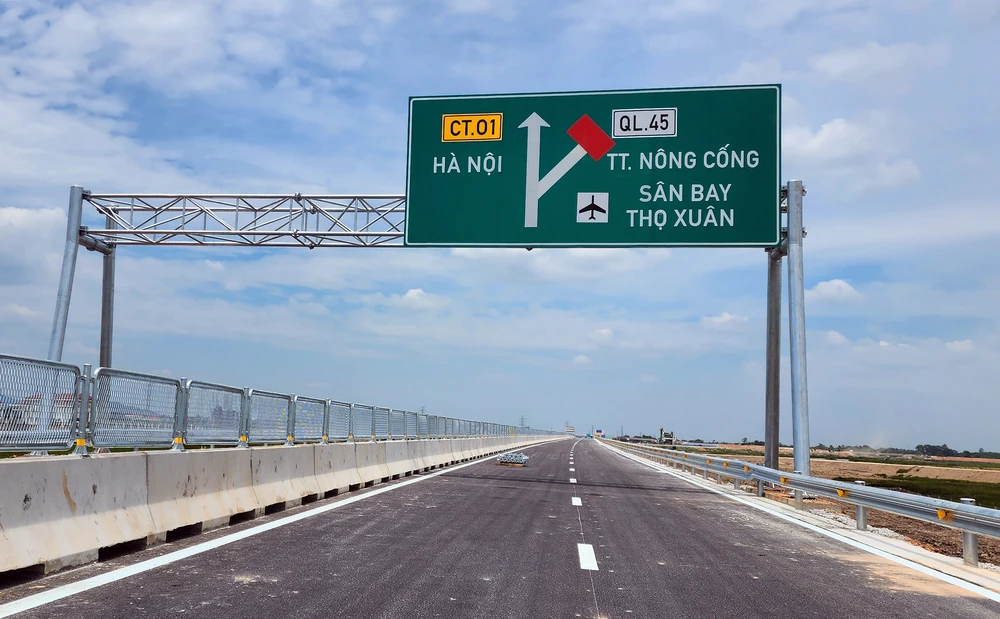 Hệ thống biển báo giao thông trên tuyến này cũng đã được nhà đầu tư lắp đặt xong.