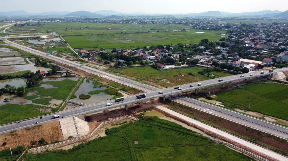 Từ nút giao thông Đông Xuân đi khoảng 10 km nữa là điểm kết thúc tuyến cao tốc Mai Sơn – Quốc lộ 45 và là điểm điểm đầu của cao tốc Quốc lộ 45 - Nghi Sơn.