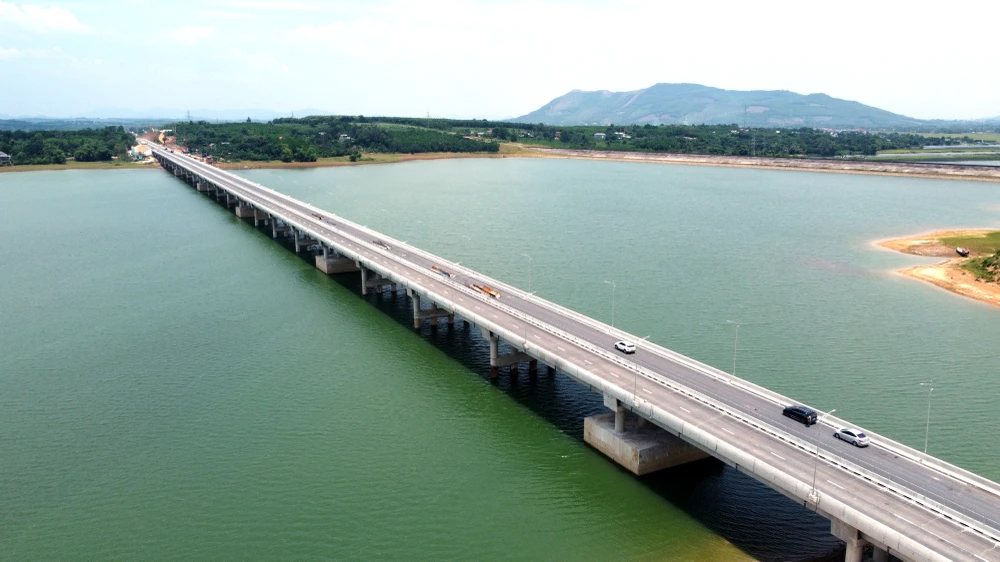 Ghi nhận của PLO, cầu vượt hồ Yên Mỹ cơ bản đã hoàn thành các hệ thống dải phân cách cứng, lan can chống lóa, điện chiếu sáng...