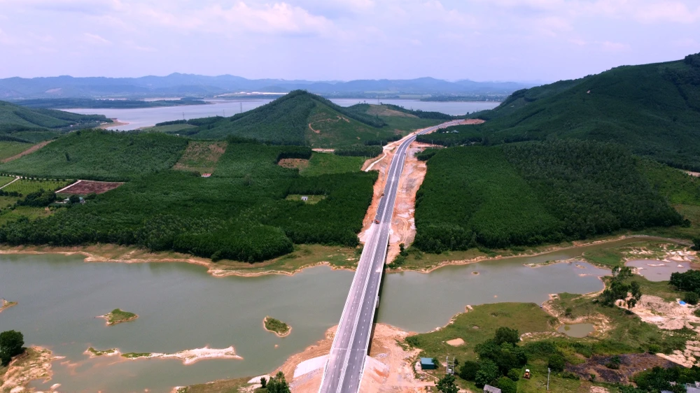 Chiều ngày 30-8 cơ bản tuyến cao tốc Quốc lộ 45 - Nghi Sơn đã hoàn tất những công đoạn cuối cùng trước khi chính thức cho người dân lưu thông.