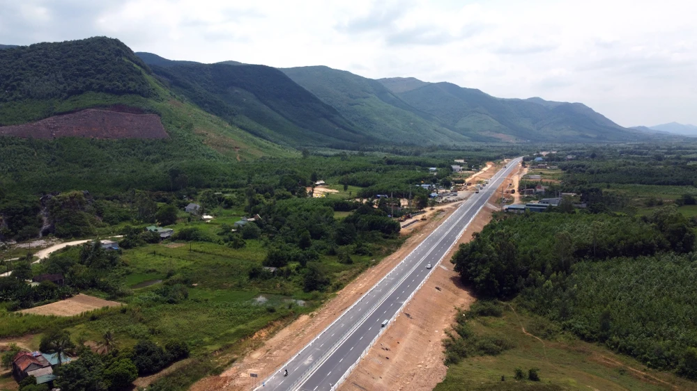 Tuyến cao tốc đi qua những cảnh sắc núi non hùng vĩ.