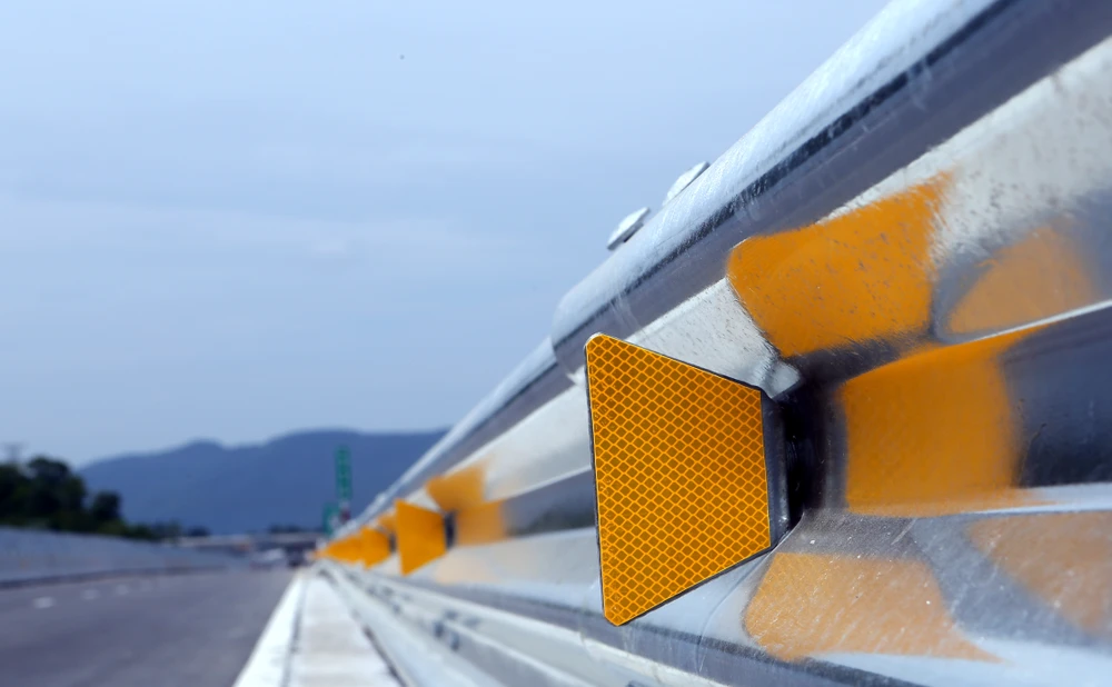 Hệ thống lan can đảm bảo an toàn giao thông trên toàn tuyến giúp lái xe định vị.