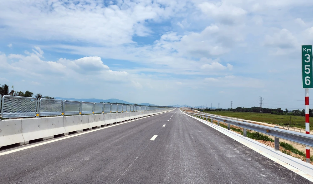 Sang giai đoạn hoàn chỉnh tuyến cao tốc được đầu tư quy mô 6 làn xe, nền đường rộng 32,25m, vận tốc thiết kế 120km/h.