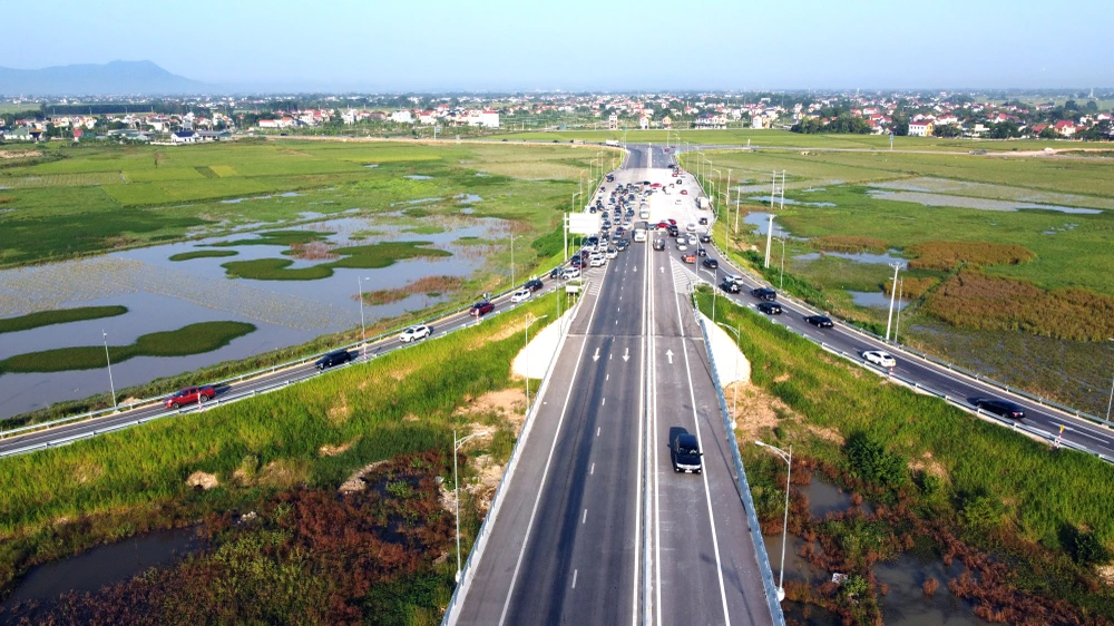 Khoảng 7g sáng cùng ngày sau khi đơn vị quản lý dự án khắc phục sự cố nên đã tháo dỡ rào chắn, các phương tiện tiếp tục hành trình theo hướng Thanh Hoá - Nghệ An.