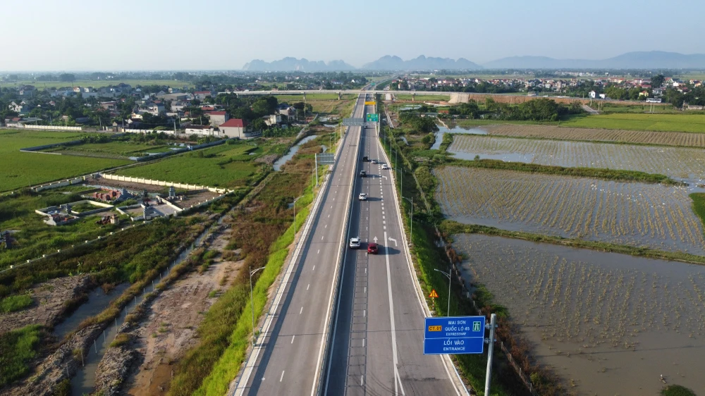 Trao đổi với PLO, anh Nguyễn Văn Tuấn (35 tuổi) quê ở Nghệ An cho biết, anh bắt đầu hành trình từ Hà Nội lúc 4g sáng đi về quê cùng gia đình. Theo anh Tuấn, với anh quãng đường này, thời gian về thành phố Vinh đã được rút ngắn hơn rất nhiều và hi vọng tuyến đường đưa vào khai thác sẽ giúp anh về quê nhiều hơn.