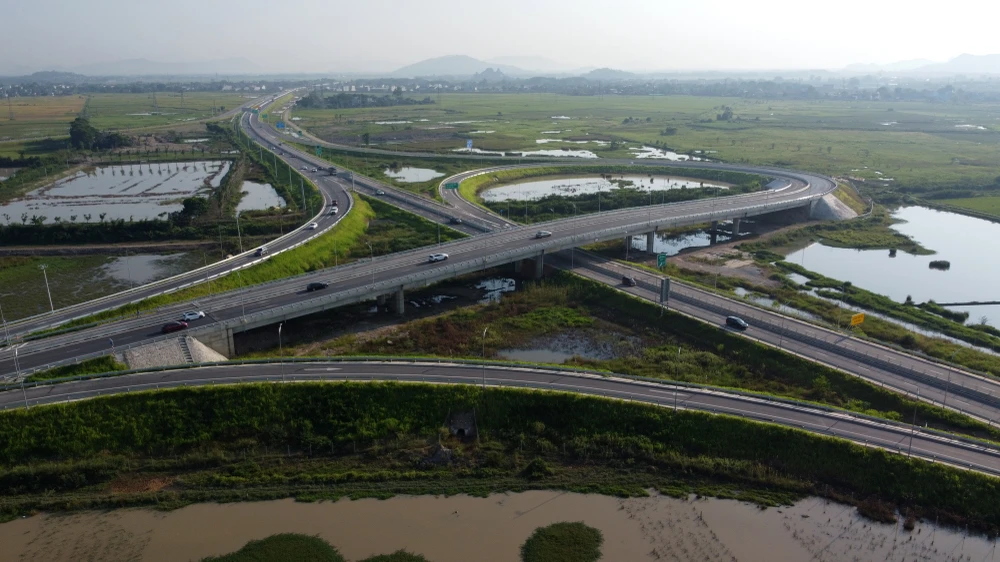 Đường cao tốc chỉ phục vụ xe ô tô con, ô tô khách, ô tô tải dưới hoặc bằng 10 tấn. Xe tải trên 10 tấn, xe mô tô, xe gắn máy, máy kéo, xe thô sơ, người đi bộ không được phép lưu thông.