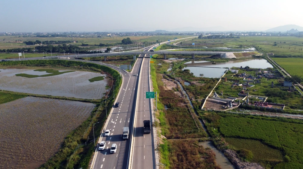 Tại nút giao Đông Xuân, nhân viên chốt trực hướng dẫn các phương tiện lưu thông đúng hướng và cảnh giới không cho các phương tiện thô sơ, người đi bộ vào cao tốc. Ghi nhận của PLO, các phương tiện lưu thông từ nút giao Đông Xuân đi Diễn Châu thông thoáng.