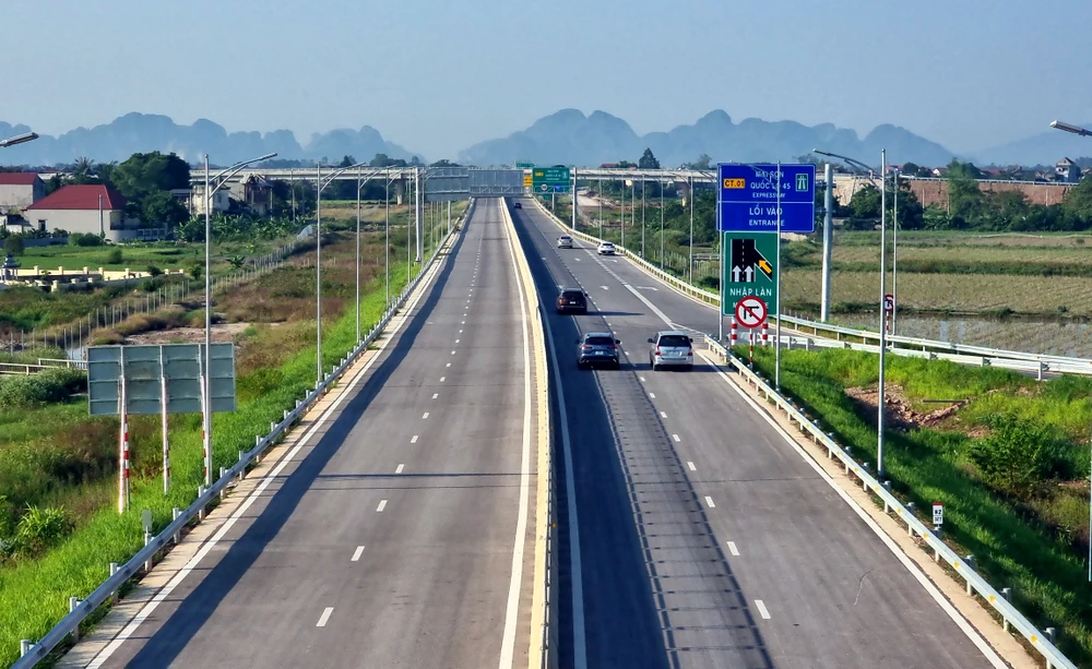 Cũng trong ngày hôm nay 1-9, Bộ GTVT phối hợp với tỉnh Thanh Hóa và Nghệ An đưa vào khai thác tạm thời phân đoạn còn lại từ nút giao Đông Xuân đến cuối tuyến (dài 9,7 km) của dự án Mai Sơn - Quốc lộ (QL) 45 và hai đoạn cao tốc QL45 - Nghi Sơn, Nghi Sơn - Diễn Châu thuộc tuyến đường bộ cao tốc Bắc - Nam giai đoạn 1 (2017 - 2020).