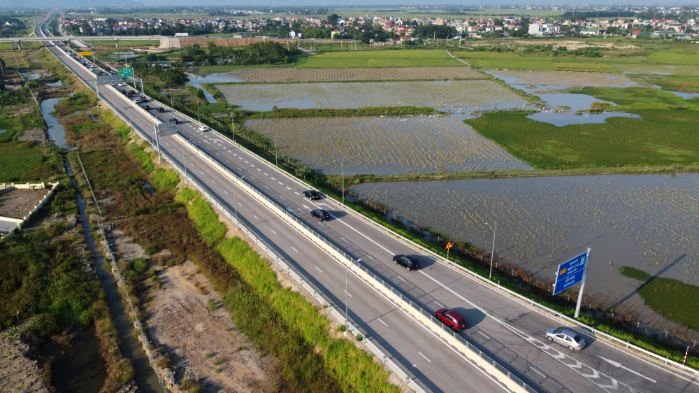 Anh Lê Văn Hòa (40 tuổi) ở quận Cầu Giấy, Hà Nội cho biết, anh cùng gia đình và một số người bạn từ Hà Nội vào đến Thanh Hóa đêm qua để tránh tắc đường. Tuy nhiên khi đọc thông tin trên báo biết tuyến cao tốc Bắc – Nam đã đi vào tận Diễn Châu (Nghệ An) nên quay xe đi tuyến cao tốc thay vì đi trên Quốc lộ 1A.