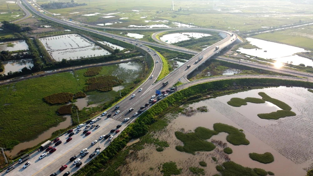 Lý do đơn vị quản lý dự án đã buộc phải dựng rào chắn ở nút giao Đông Xuân để xử lý sự cố xong trước khi cho các phương tiện lưu thông từ nút giao Đông Xuân đi Nghệ An qua hai tuyến cao tốc Nghi Sơn – Quốc lộ 45 và Nghi Sơn – Diễn Châu.
