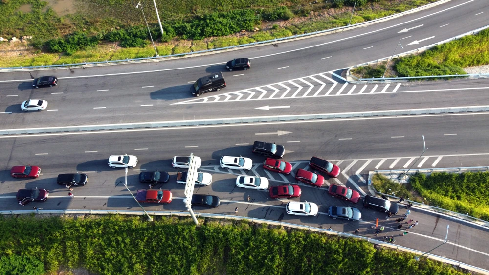 Hình ảnh nhiều phương tiện không thể tiếp tục lưu thông do xảy ra sự cố và buộc phải chờ các đơn vị quản lý dự án trên hai tuyến cao tốc Quốc lộ 45 - Nghi Sơn và Nghi Sơn - Diễn Châu tại nút giao Đông Xuân.