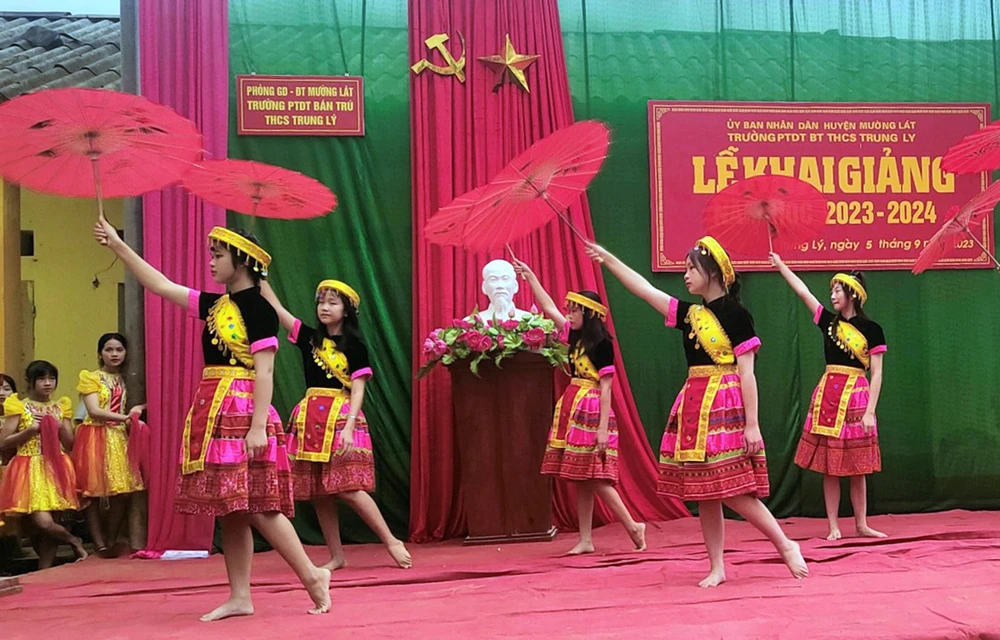 Chương trình biểu diễn văn nghệ trong lễ khai giảng của nhà trường. Ảnh: Pó Ly