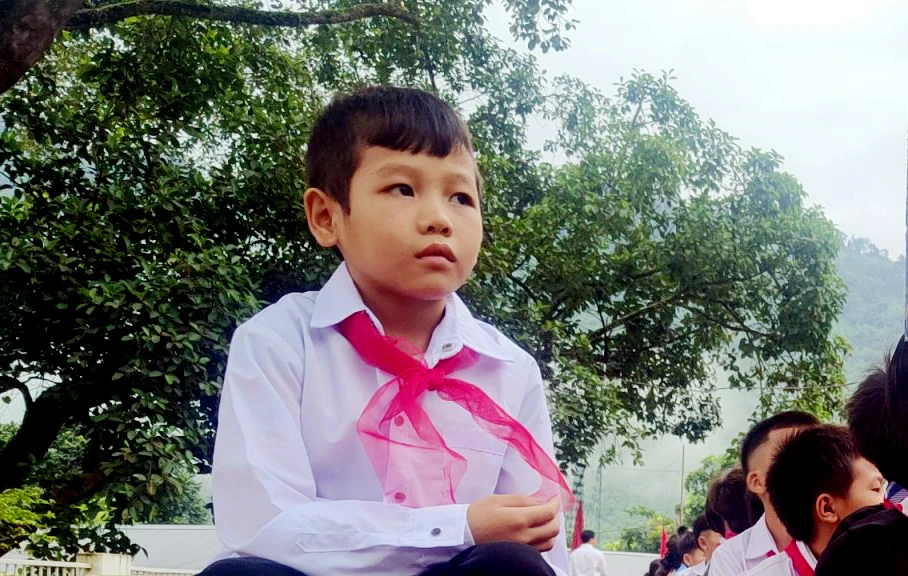Trong số các học sinh dự lễ khai giảng, có học sinh lớp 6B là Giàng A Phành (người dân tộc Mông) chính thức trở thành học sinh Trường PTDT Bán trú THCS Trung Lý. Dù đi chăn trâu que chọc vào chân bị thương, nhưng vẫn em quyết tâm đến dự lễ khai giảng. Ảnh: Pó Ly