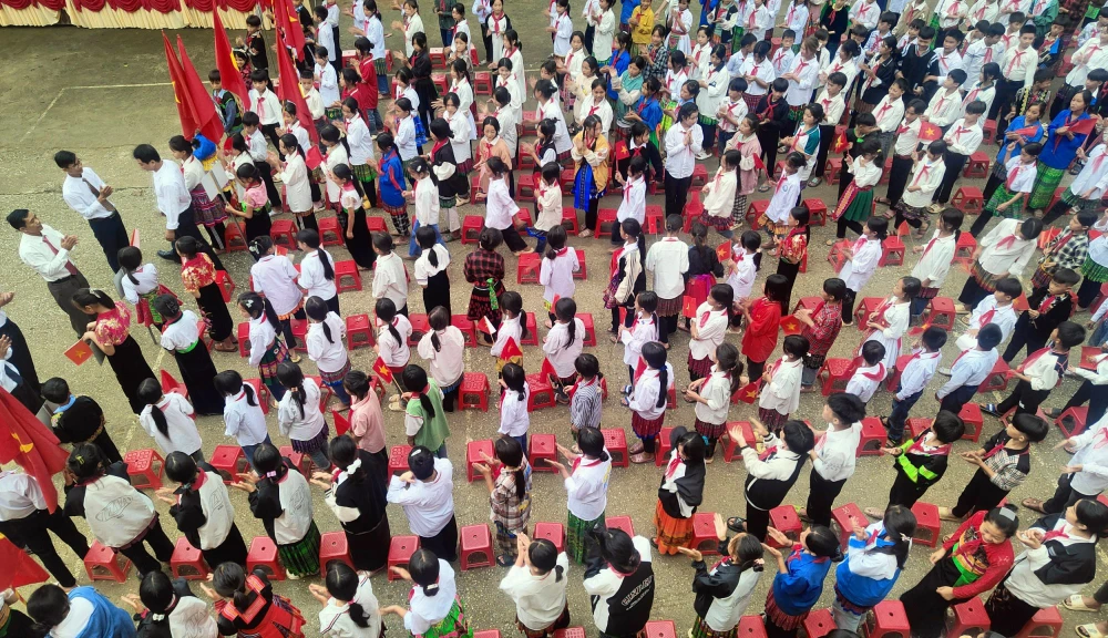 Ngôi trường chủ yếu là học sinh đồng bào dân tộc Mông, Thái và đa số các em là học sinh nghèo, có những em cách xa trường hơn 40 km nhưng vẫn kịp đến dự Lễ khai giảng.