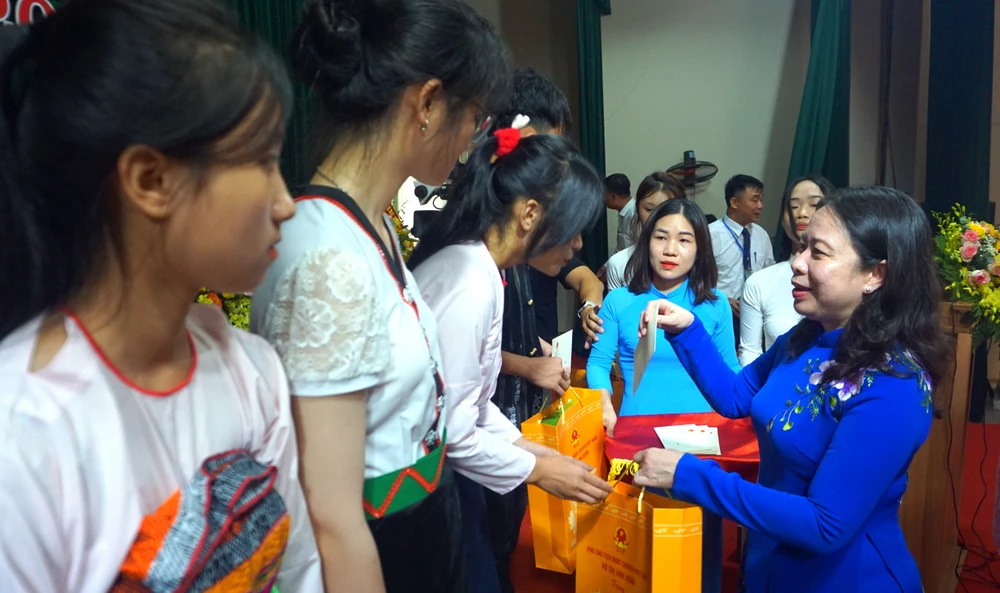 Phó Chủ tịch nước Võ Thị Ánh Xuân tặng quà cho các học sinh nghèo vượt khó của Trường THPT Dân tộc nội trú Ngọc Lặc. Ảnh: ĐT