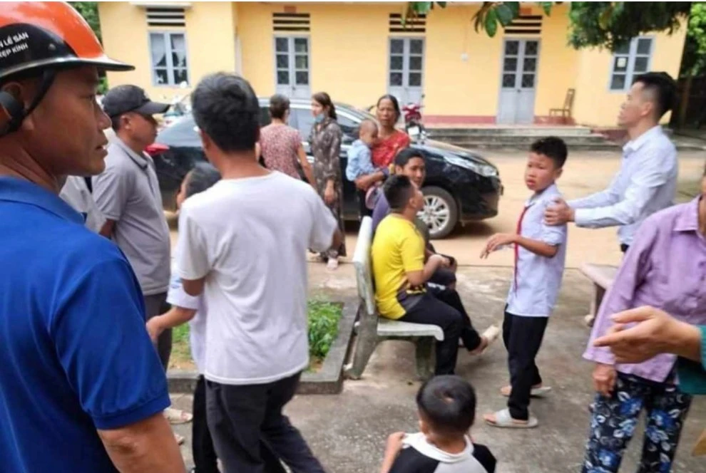 Vụ nổ bóng bay trong lễ khai giảng tại Trường Tiểu học xã Yên Phú, Yên Định (Thanh Hóa) khiến 7 học sinh bị thương ở vùng tay. Ảnh: NDCC