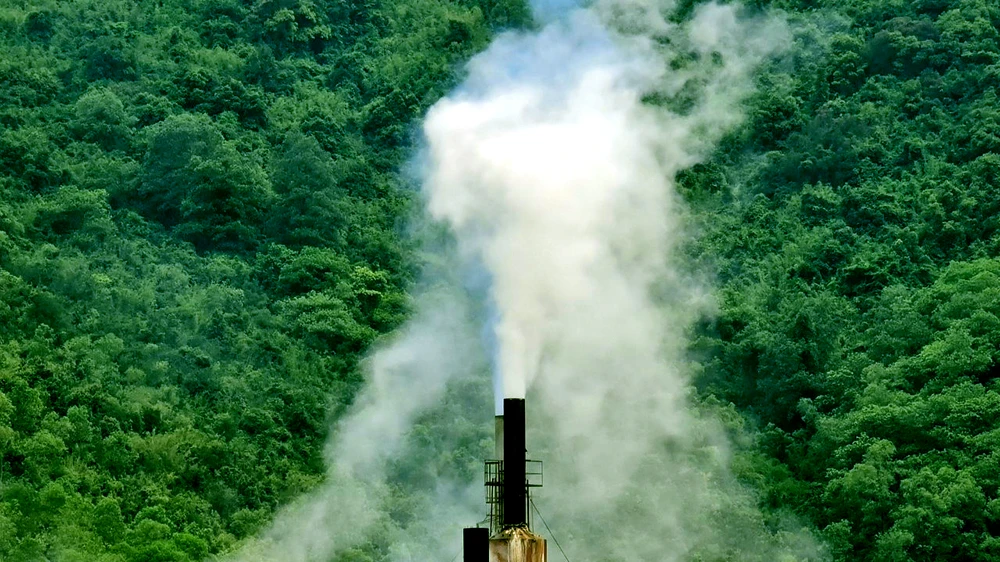 Hình ảnh Công ty Cổ phần Cromit Nam Việt thải bụi khí ra môi trường giữa những thảm cây xanh ở xã Vân Sơn, Triệu Sơn. Ảnh: ĐT