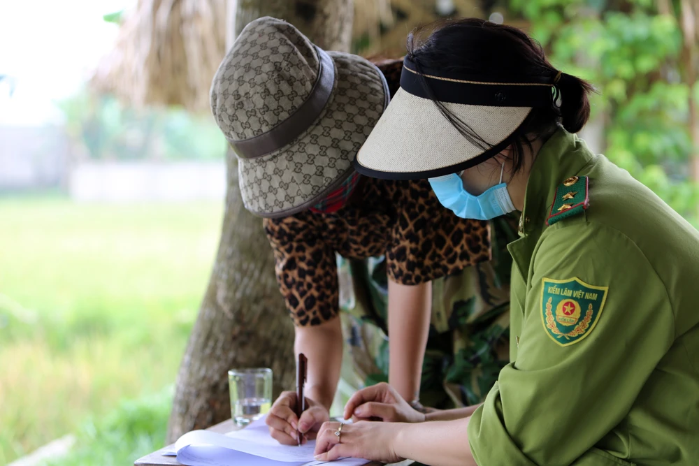 Cận-cảnh nước-mắt Chim-Trời-Bị-Sa-Bẫy-Ở-Thanh-Hóa-26.JPG