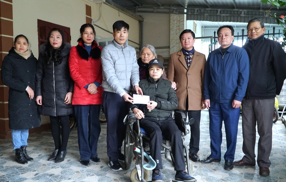 Báo Pháp Luật TP. HCM trao 50 triệu đồng hỗ trợ nữ vận động viên Lê Thị Huệ.JPG