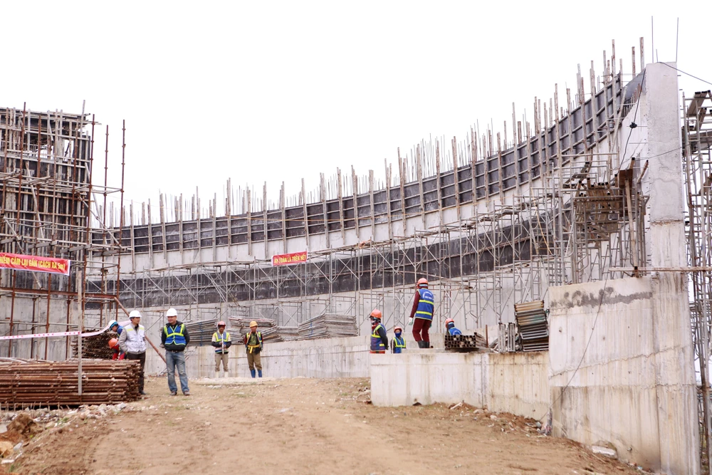 Nguyên Phó Thủ tướng Trương Hòa Bình thăm tượng đài tàu tập kết ra Bắc-10.JPG