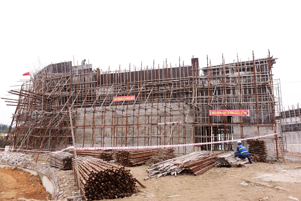 Nguyên Phó Thủ tướng Trương Hòa Bình thăm tượng đài tàu tập kết ra Bắc-11.JPG