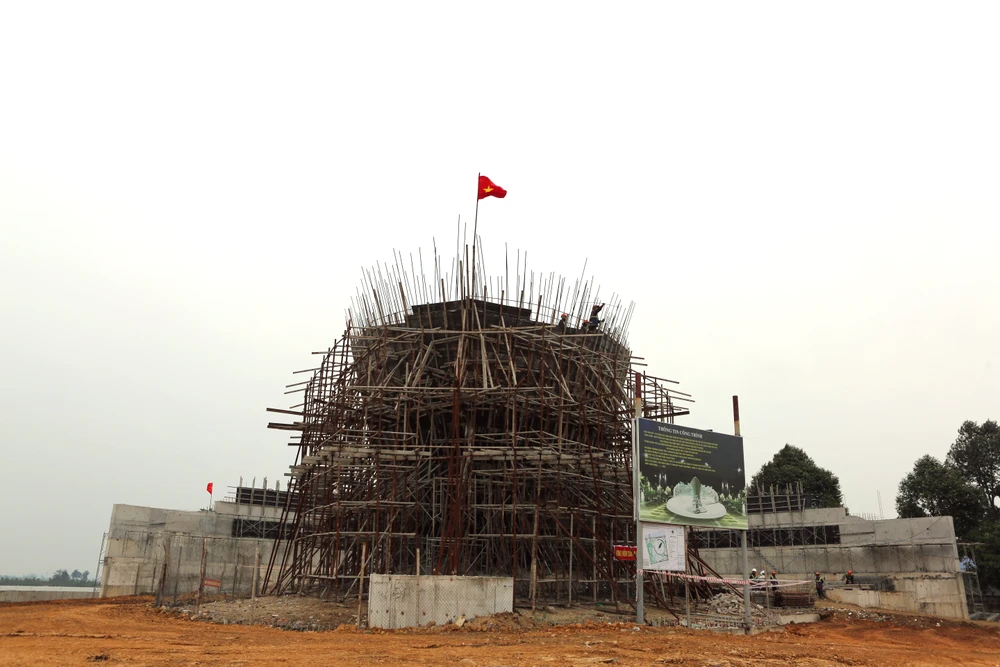 Nguyên Phó Thủ tướng Trương Hòa Bình thăm tượng đài tàu tập kết ra Bắc-8.JPG