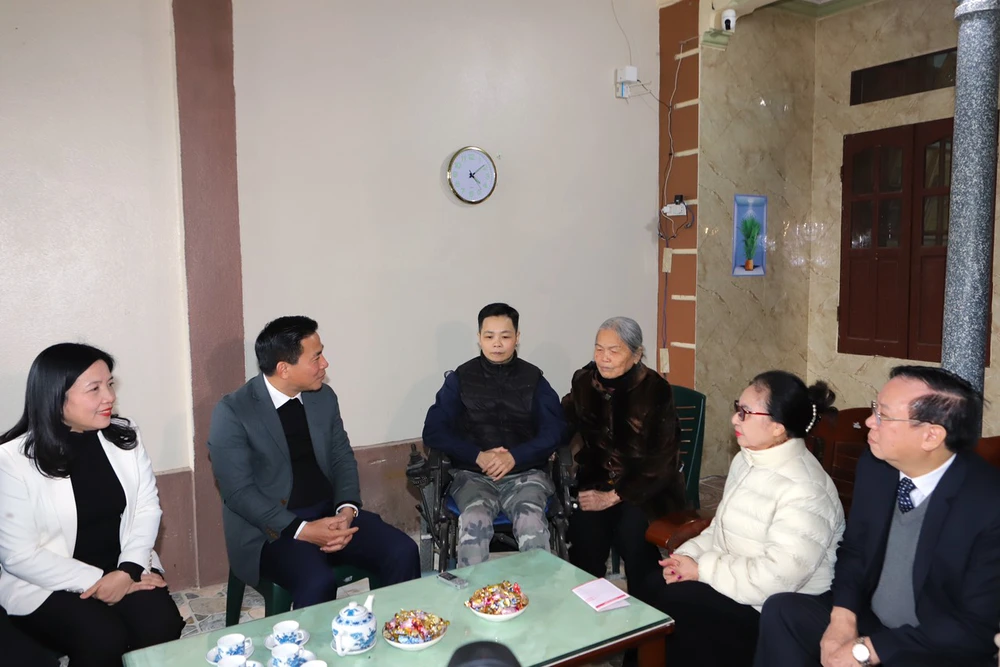 Bí thư Thanh Hóa chia sẻ khó khăn với với cựu vận động viên Lê Thị Huệ-2.jpg