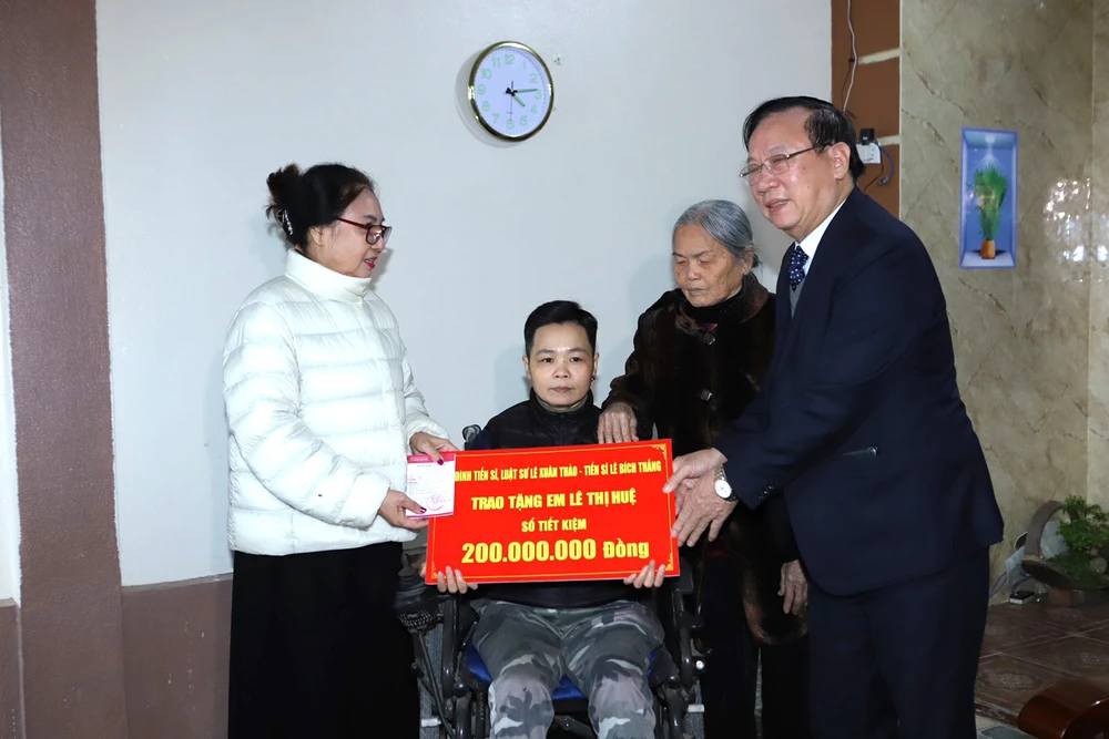 Bí thư Thanh Hóa chia sẻ khó khăn với với cựu vận động viên Lê Thị Huệ-4.jpg