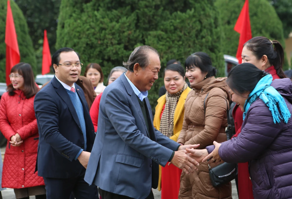 Nguyên Phó Thủ tướng Trương Hòa Bình tặng quà gia đình chính sách, học sinh vượt khó-.JPG