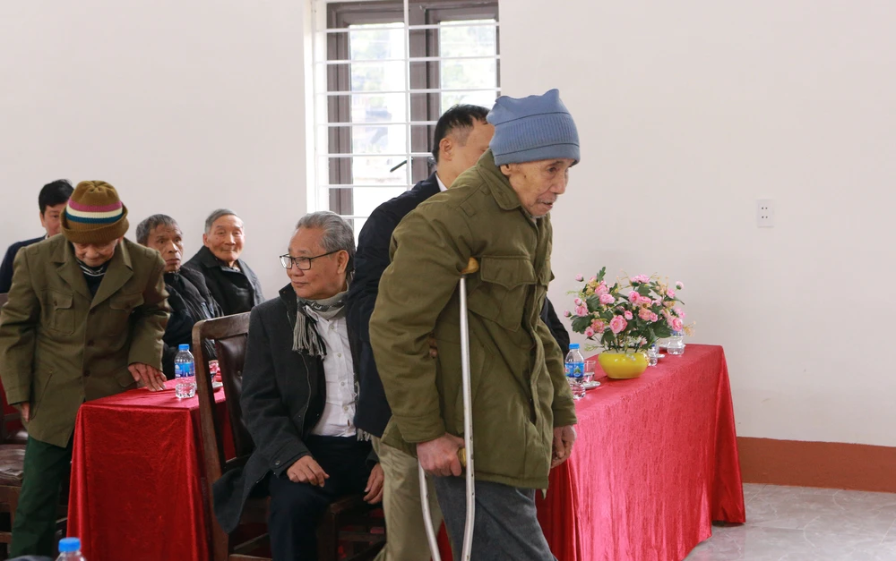 Nguyên Phó Thủ tướng Trương Hòa Bình tặng quà gia đình chính sách, học sinh vượt khó-4.JPG