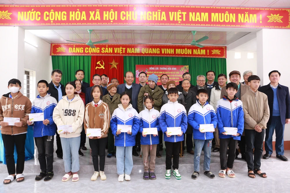 Nguyên Phó Thủ tướng Trương Hòa Bình tặng quà gia đình chính sách, học sinh vượt khó-9.JPG