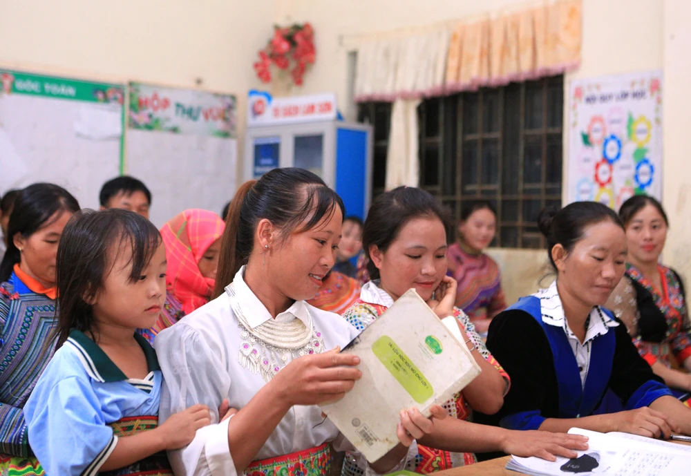 Đại úy Biên phòng đi xóa mù chữ trong bản “nhiều không”-12.jpg