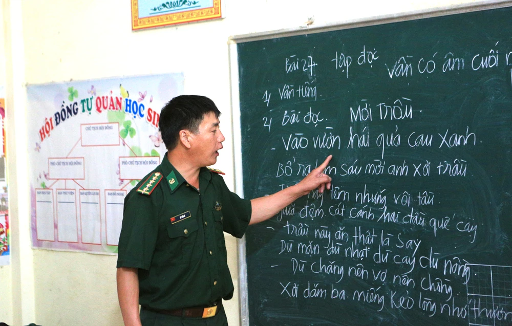 Đại úy Biên phòng đi xóa mù chữ trong bản “nhiều không”-12.JPG