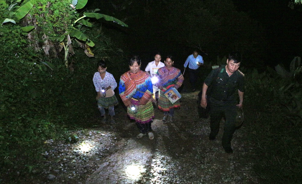 Đại úy Biên phòng đi xóa mù chữ trong bản “nhiều không”-2.JPG