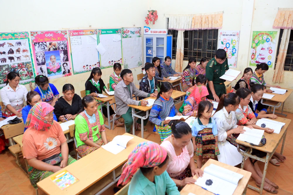 Đại úy Biên phòng đi xóa mù chữ trong bản “nhiều không”-31.jpg