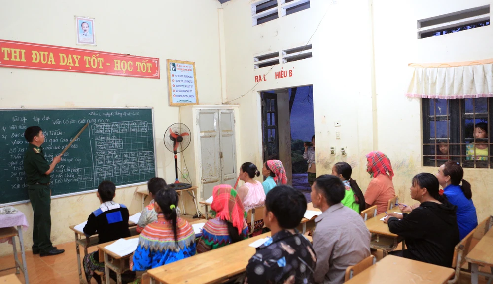 Đại úy Biên phòng đi xóa mù chữ trong bản “nhiều không”-5.JPG