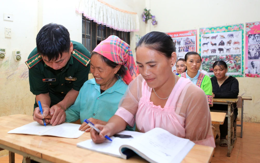 Đại úy Biên phòng đi xóa mù chữ trong bản “nhiều không”-6.JPG