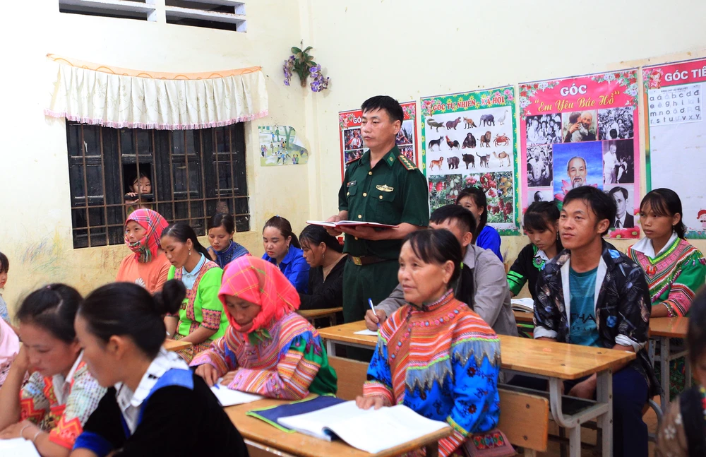 Đại úy Biên phòng đi xóa mù chữ trong bản “nhiều không”-9.JPG