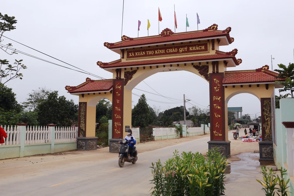 Cận cảnh ngôi làng dân hiến đất mở đường rộng như đô thị - 1.JPG