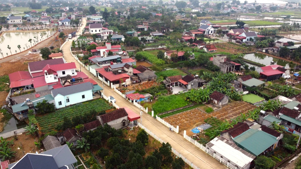 Cận cảnh ngôi làng dân hiến đất mở đường rộng như đô thị - 12.JPG