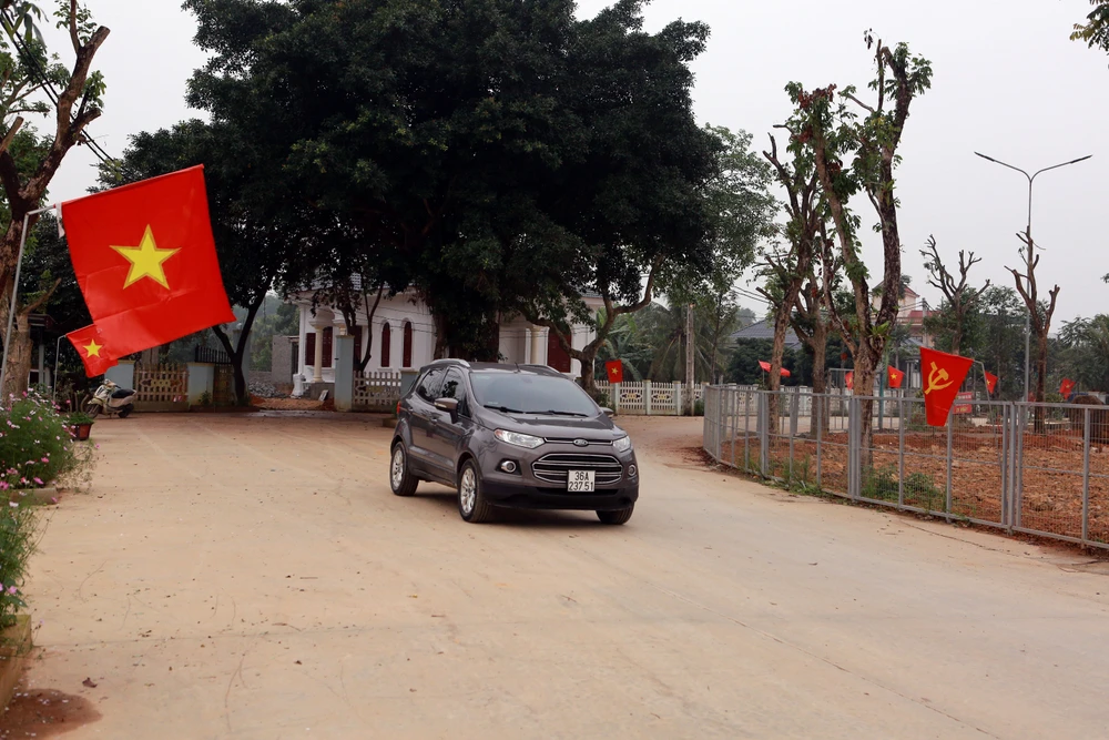 Cận cảnh ngôi làng dân hiến đất mở đường rộng như đô thị - 16.JPG