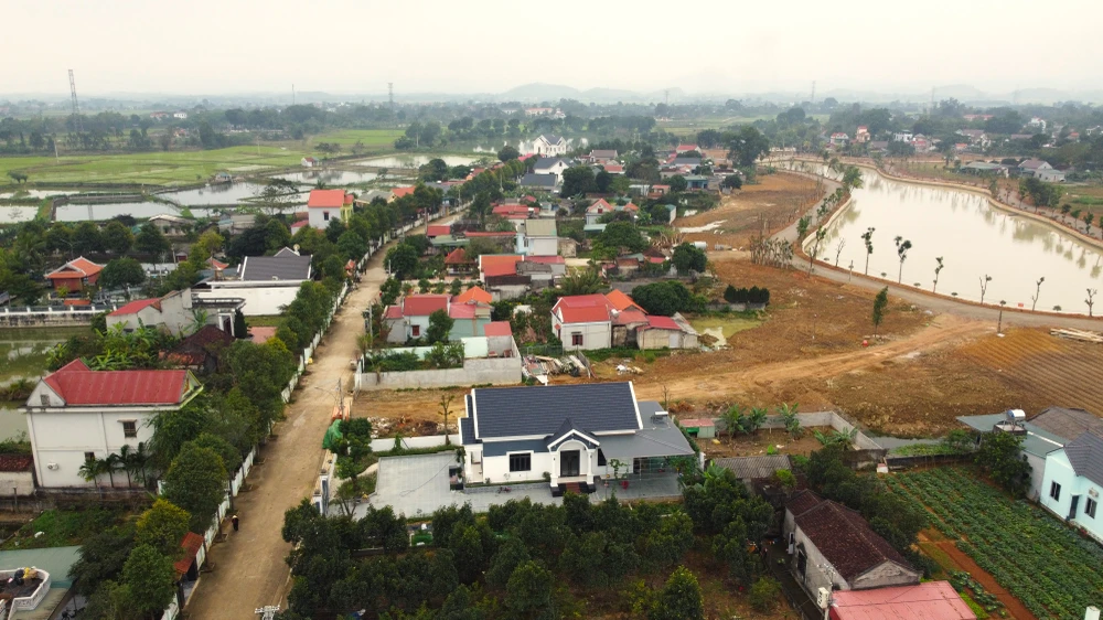 Cận cảnh ngôi làng dân hiến đất mở đường rộng như đô thị - 2.JPG