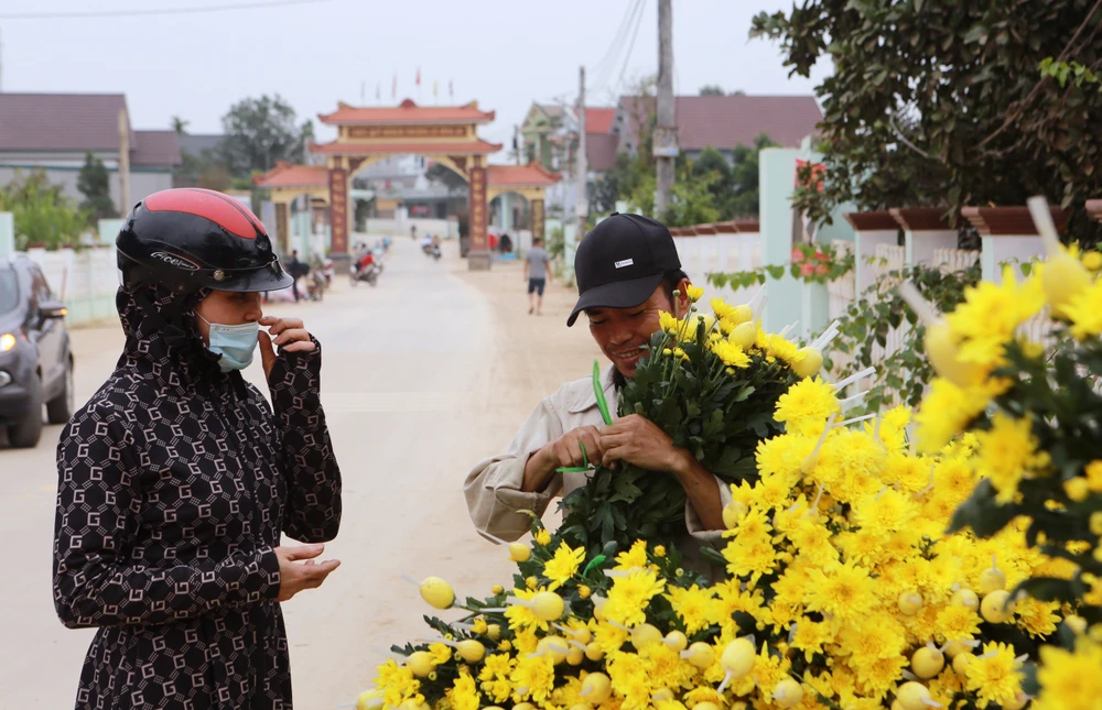 Cận cảnh ngôi làng dân hiến đất mở đường rộng như đô thị - 6.JPG