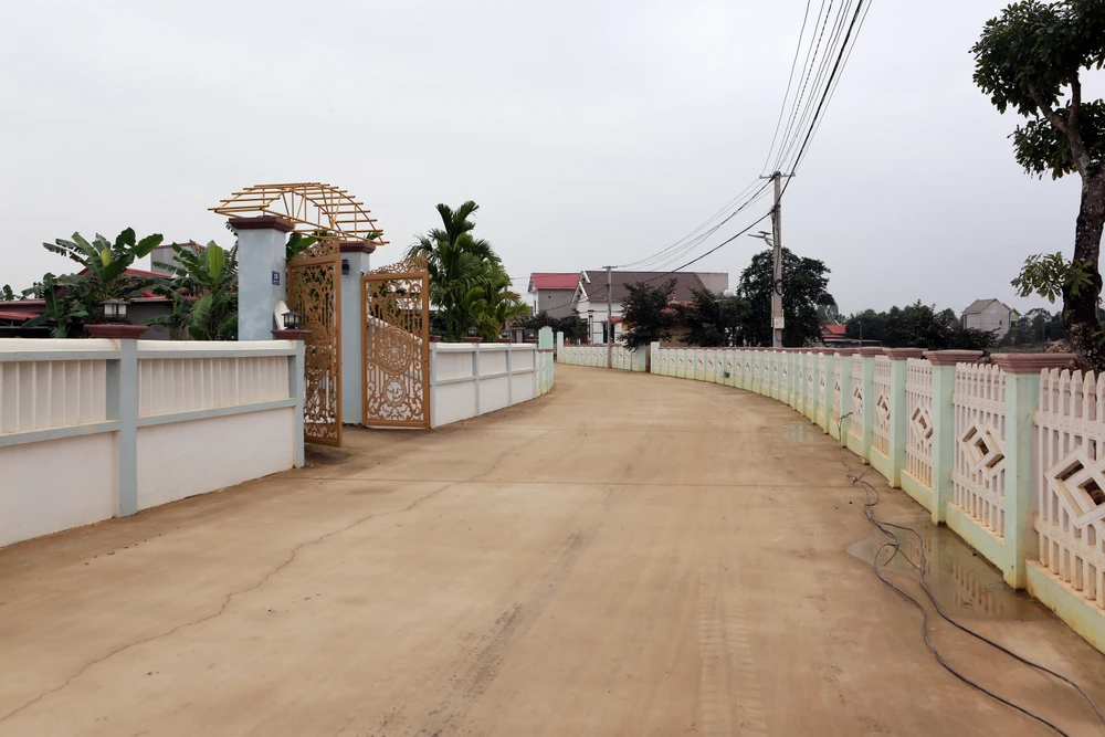Cận cảnh ngôi làng dân hiến đất mở đường rộng như đô thị - 7.JPG