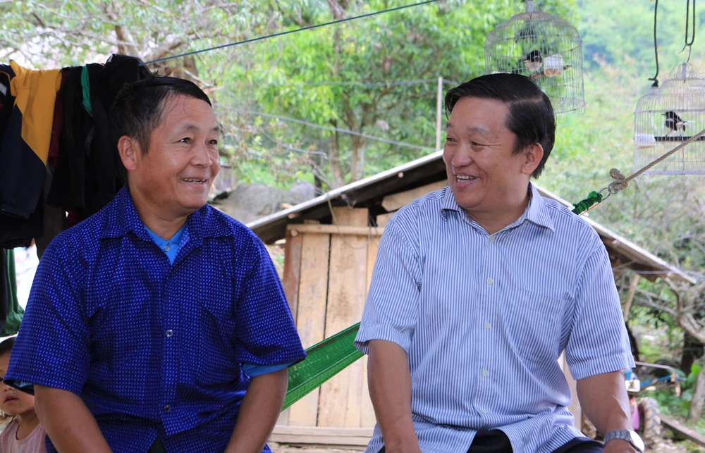 Người tiên phong xóa hủ tục ‘treo xác’ của người Mông10.JPG