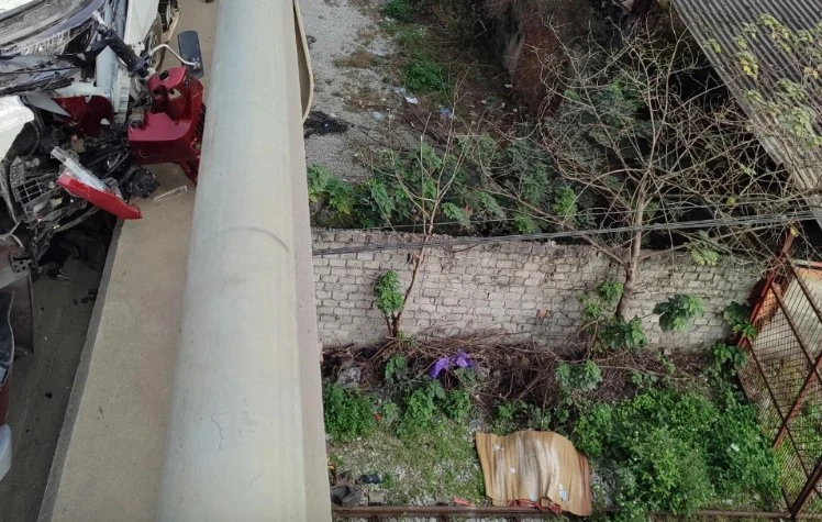 2 cô gái trẻ rơi xuống cầu vượt tử vong thương tâm ở Thanh Hóa vì TNGT.jpg