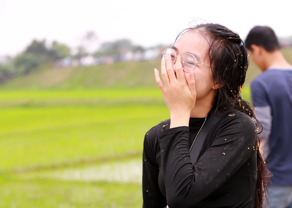 Phiên chợ độc nhất ở Thanh Hóa ném cà chua vào người để cầu may - 1.JPG