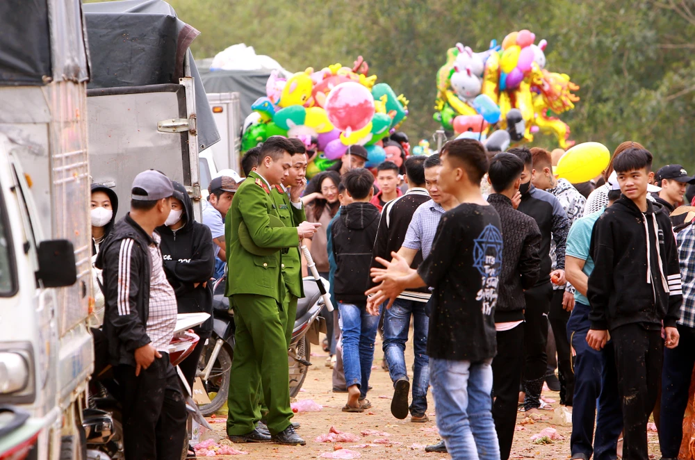 Phiên chợ độc nhất ở Thanh Hóa ném cà chua vào người để cầu may - 12.JPG