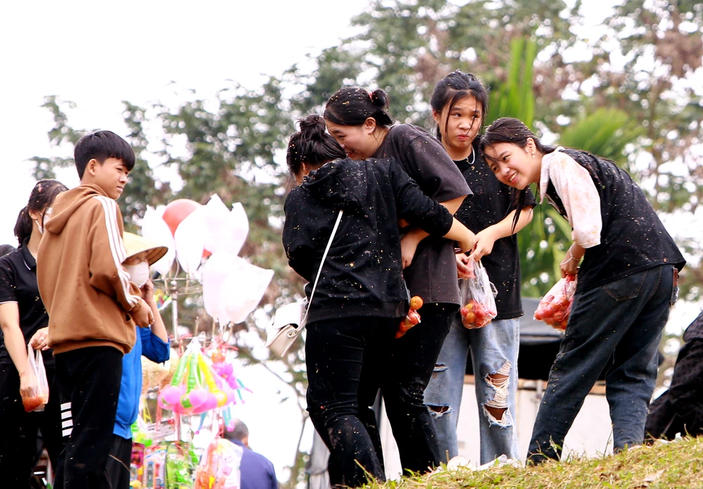 Phiên chợ độc nhất ở Thanh Hóa ném cà chua vào người để cầu may - 14.JPG